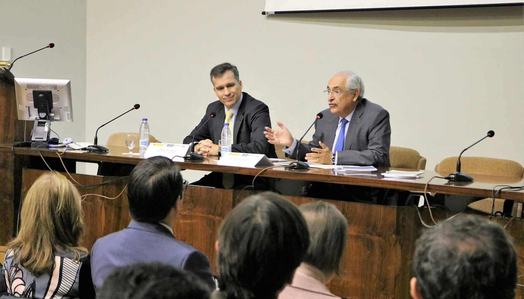 El director general de Aenor, Rafael Garca Meiro (izqda.) y el director general del Cedex, Jos Trigueros Rodrigo
