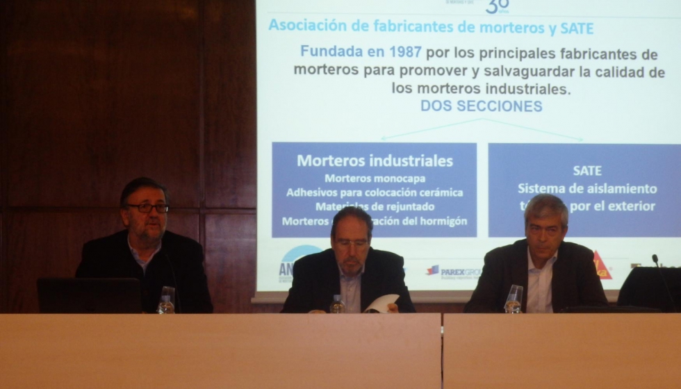 De izquierda a derecha, Robert Bened, gerente de Anfapa, Gabriel Ortn, director tcnico de Mapei, y Josep Costals, director comercial de Propamsa...