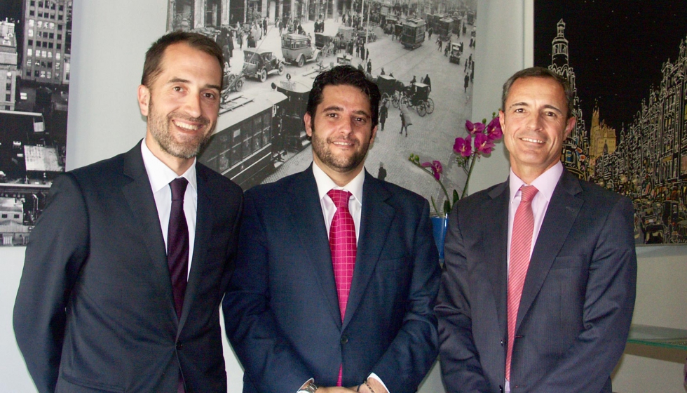 De izquierda a derecha, Michel Madoz, director de Marketing de OMC; Jorge Murillo, gerente de Gama Color, y Sergio Matamala, delegado de rea en OMC...