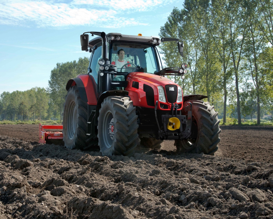 Gama de tractores estndar de hasta 140 CV, de alto nivel tecnolgico en formato compacto de 4 cilindros
