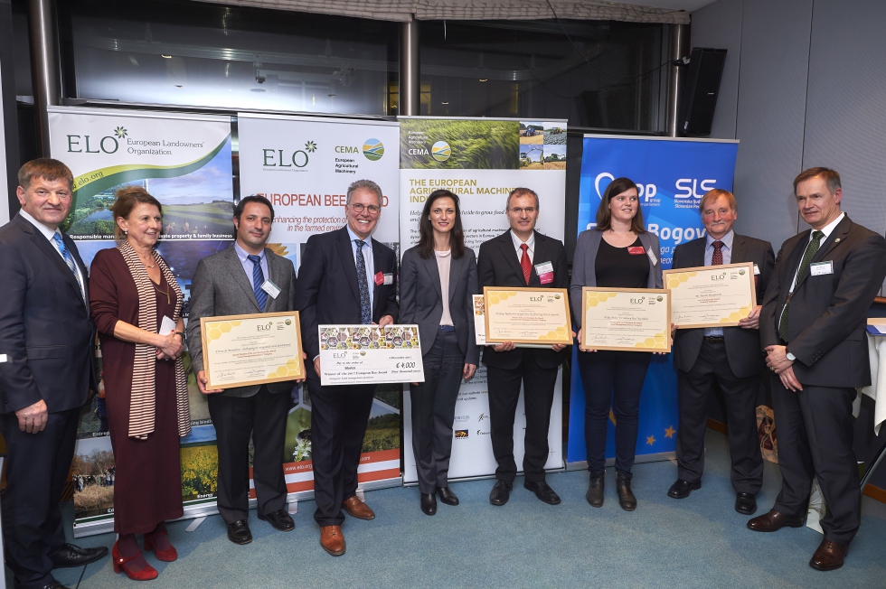 Los ganadores de la edicin de 2017 del European Bee Award junto a los impulsores del premio