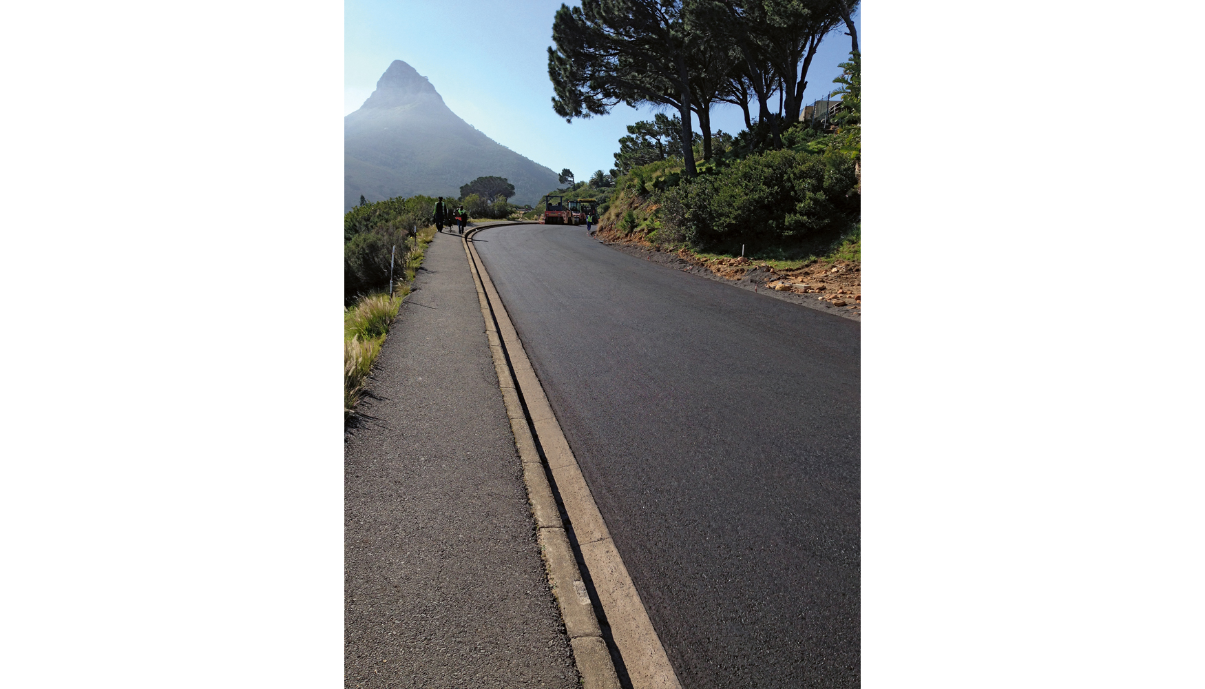 Despus de los trabajos de rehabilitacin, la carretera Camps Bay Drive en Ciudad del Cabo se presenta con 1...