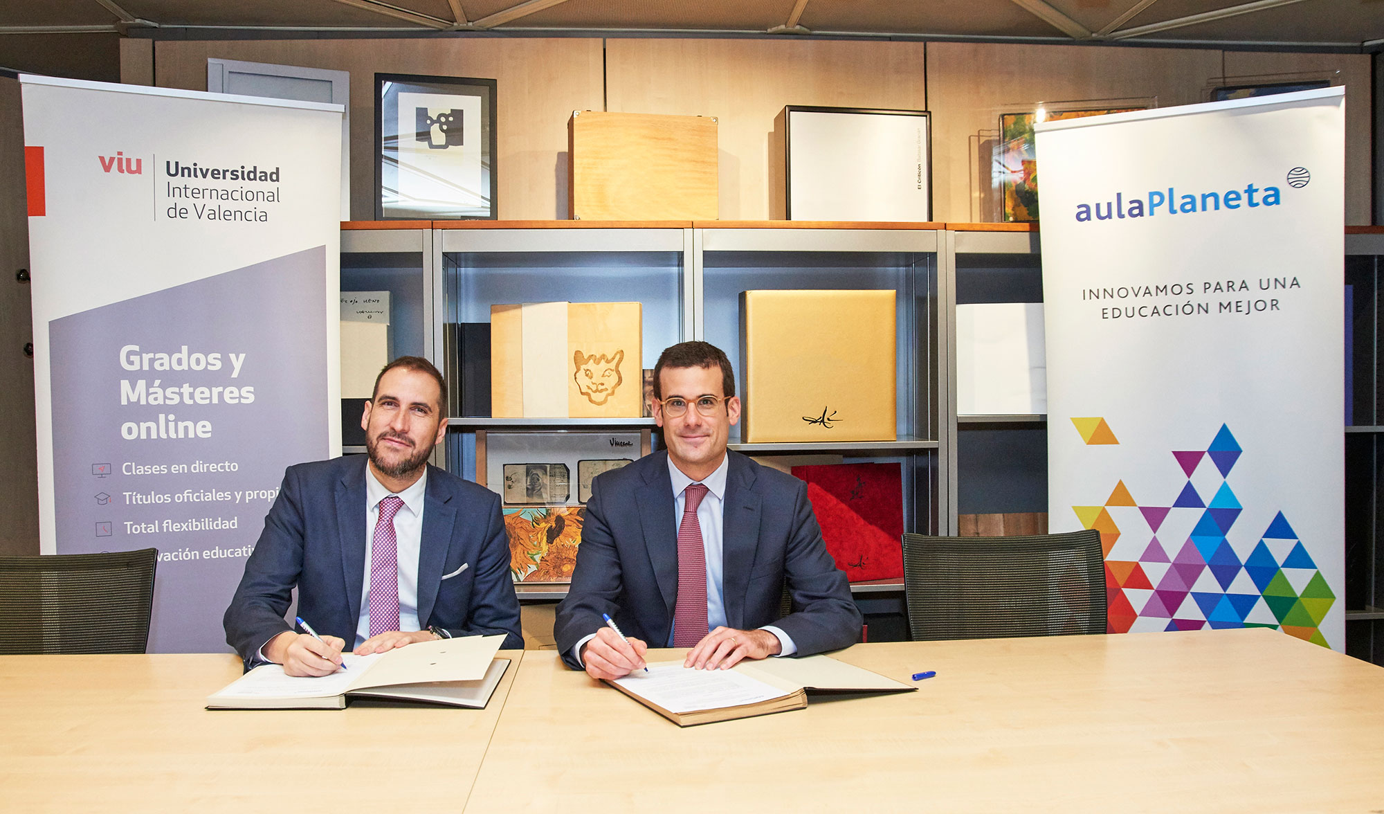 Momento de la firma del Convenio entre la Editorial Planeta y la Universidad Internacional de Valencia VIU