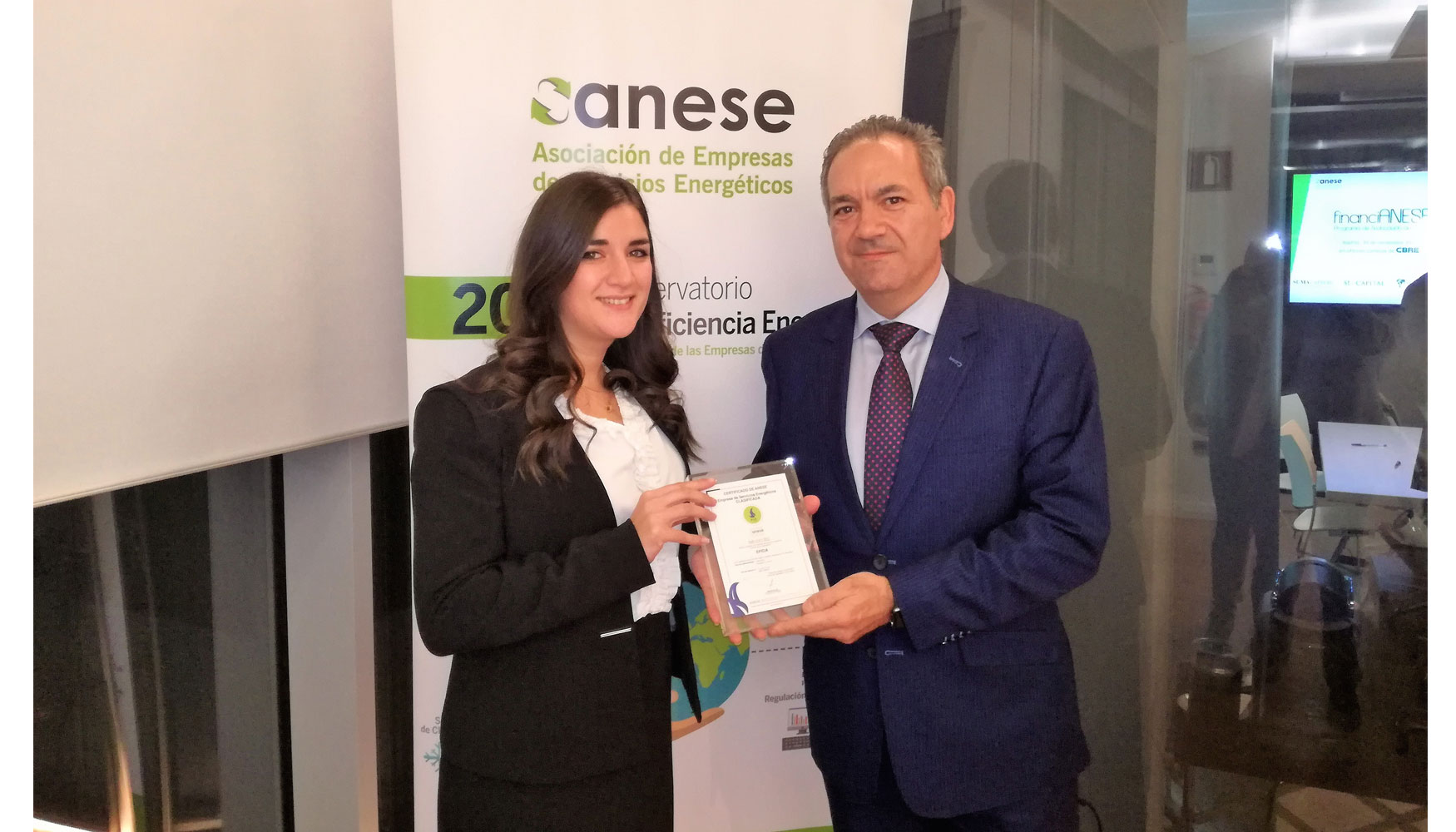Alexandra Chevis, responsable Comercial de Eficia recibe el sello ESE plus de manos del presidente de la asociacin, Manuel Acosta...