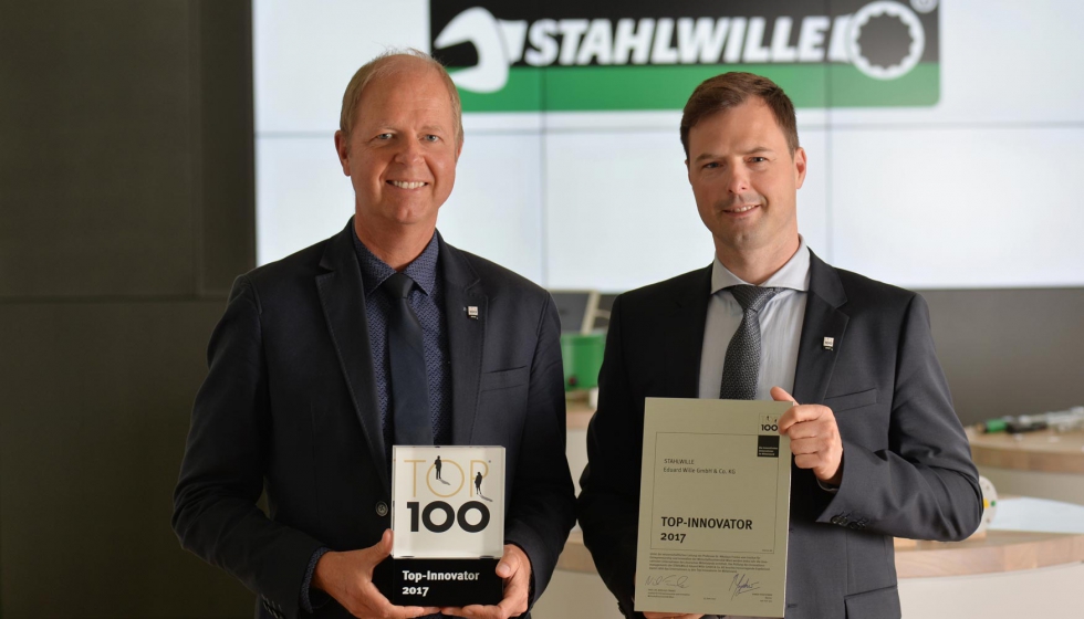 Winfried Czilwa, CEO de Stahlwille, y Daniel Otto, director de Ventas, recogiendo el premio TOP100