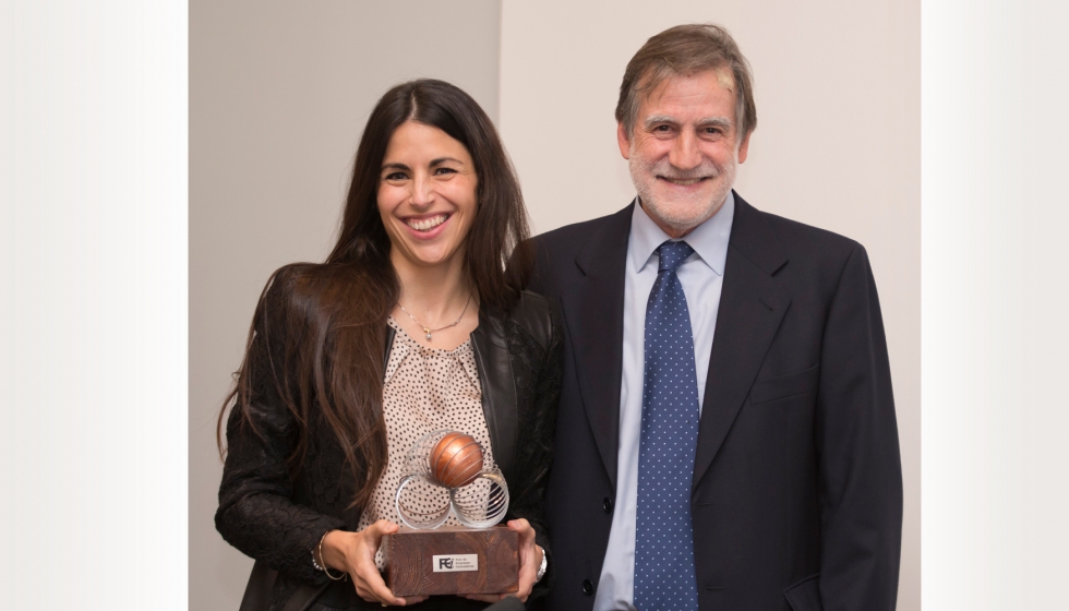 Vernica Pascual, CEO de ASTI Mobile Robotics, recibiendo el premio