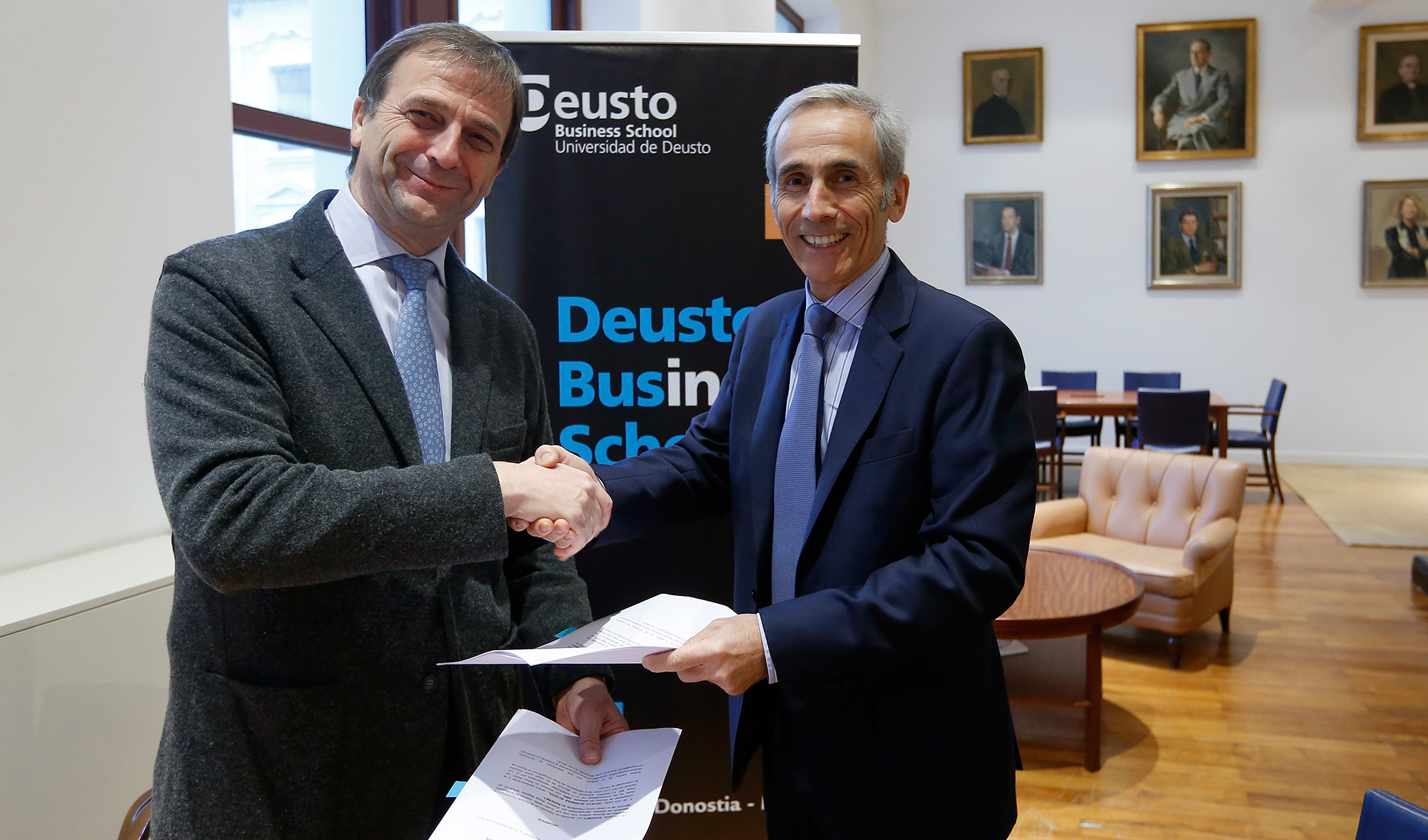 Luc Theis, director general de Deusto Business School (izda.) y Roberto Beitia, presidente de Sarenet