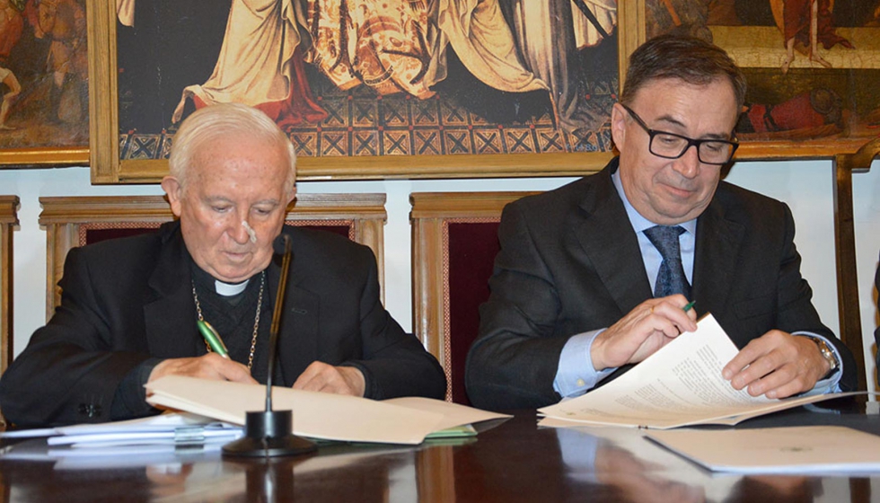 El Gran Canciller de la UCV, Antonio Caizares, firma el convenio con el consejero delegado de Betelgeux, Enrique Orihuel...