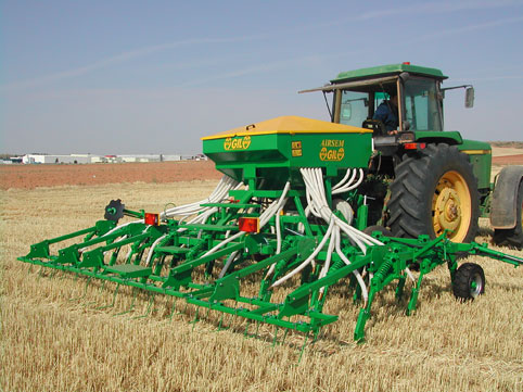 Gil booth at the fair has a selection of planters from conventional seeding, tillage and minimum tillage, among other machines...