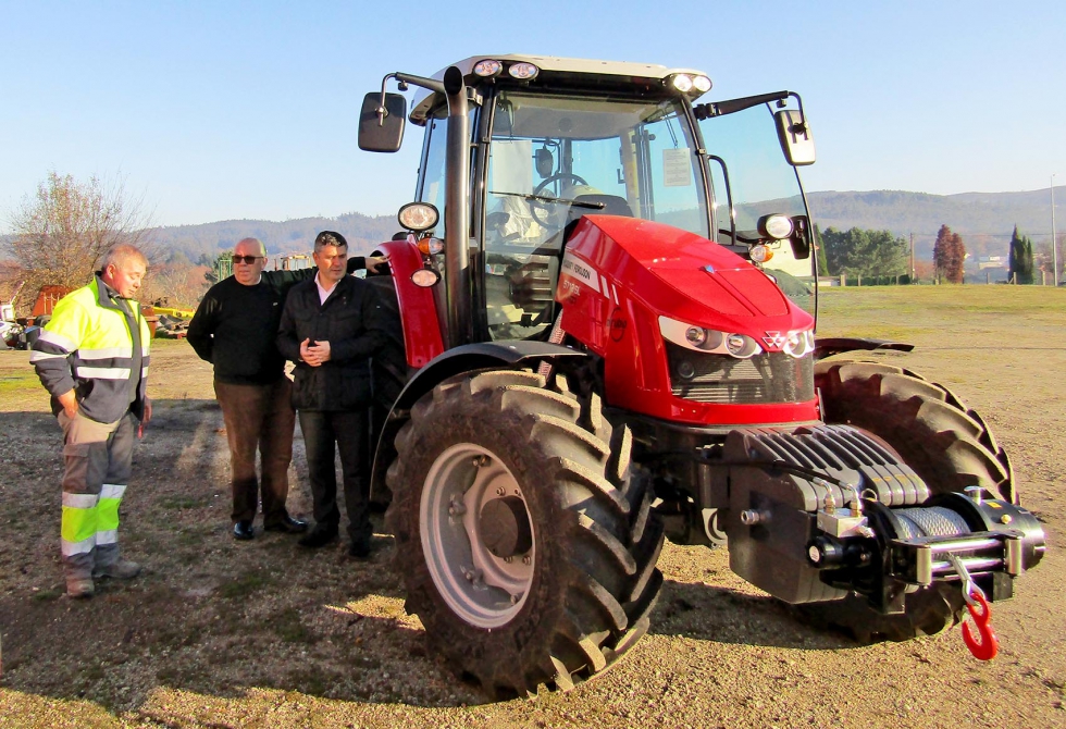 La Xunta ha facilitado a siete ayuntamientos del rea de Compostela tractores para desbroces y mantenimiento valorados en 630.000 euros...