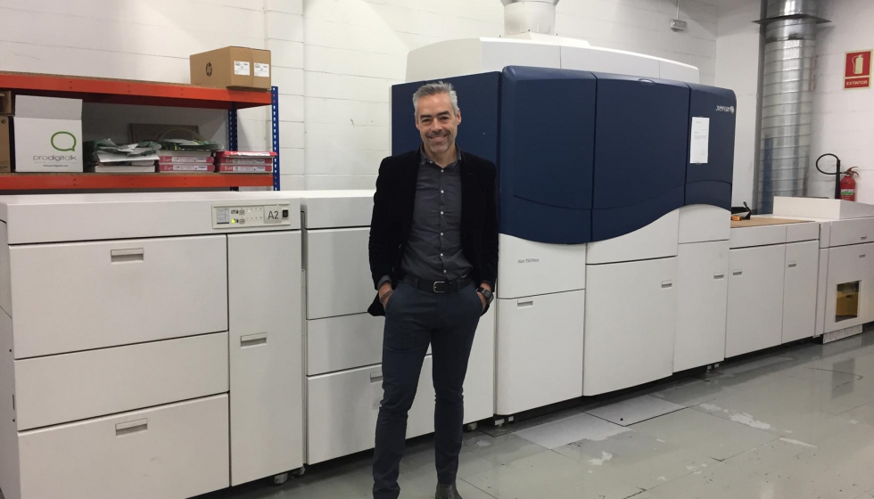 Jos Luis Marn, director general de Prodigitalk, frente a la nueva prensa digital Xerox iGen 150, adquirida por la empresa recientemente...
