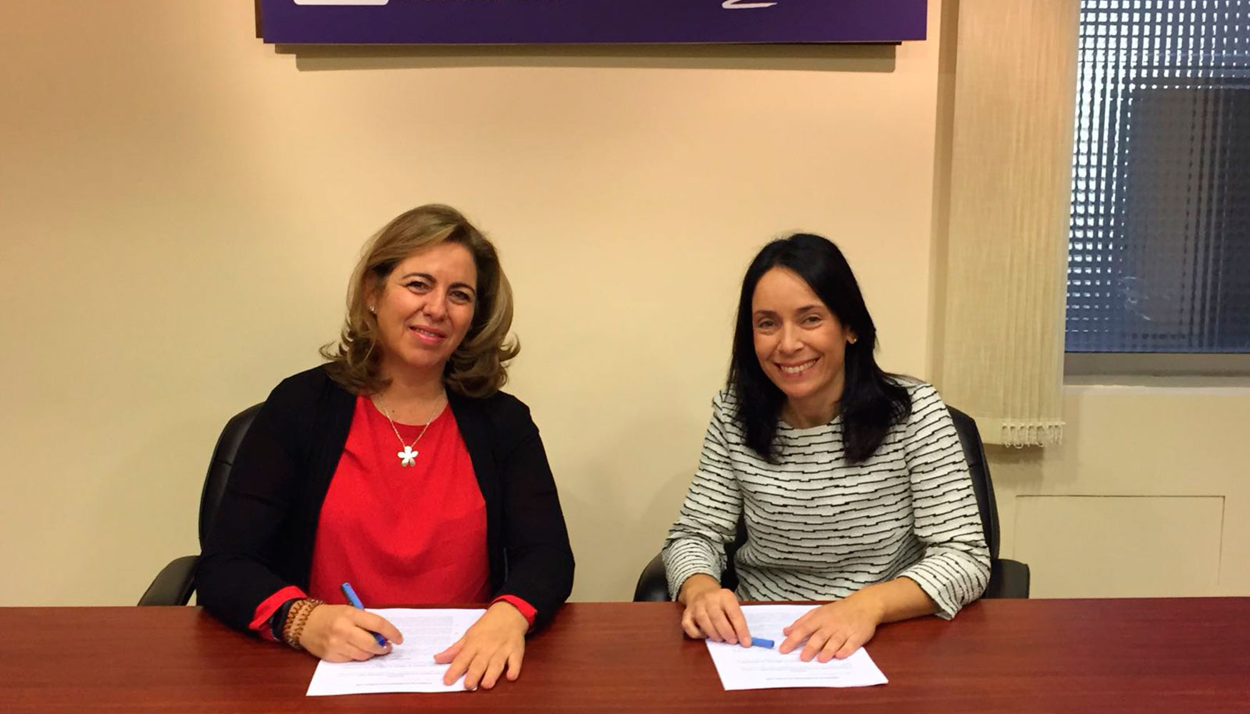 La directora general de FER, Alicia Garca-Franco (izda.), y la secretaria general de Cetraa, Ana vila, durante la firma del acuerdo de colaboracin...