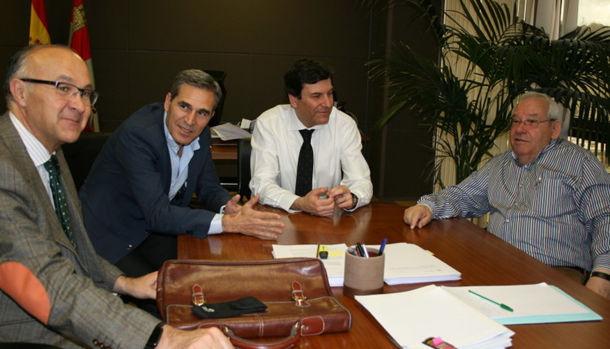 Imagen de la reunin mantenida por el presidente de Fereclaes, Horacio Sansegundo (a la derecha)...