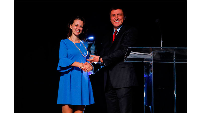 Galena Simova, directora internacional de Marketing de Tesy, recoge el premio Forbes Business Awards en la categora de Calidad de Producto...