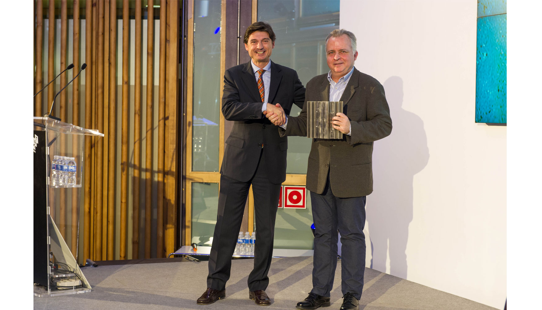 Jorge Arteaga, director general de Grohe Espaa, entrega el Premio Grohe a Francisco Arques Soler