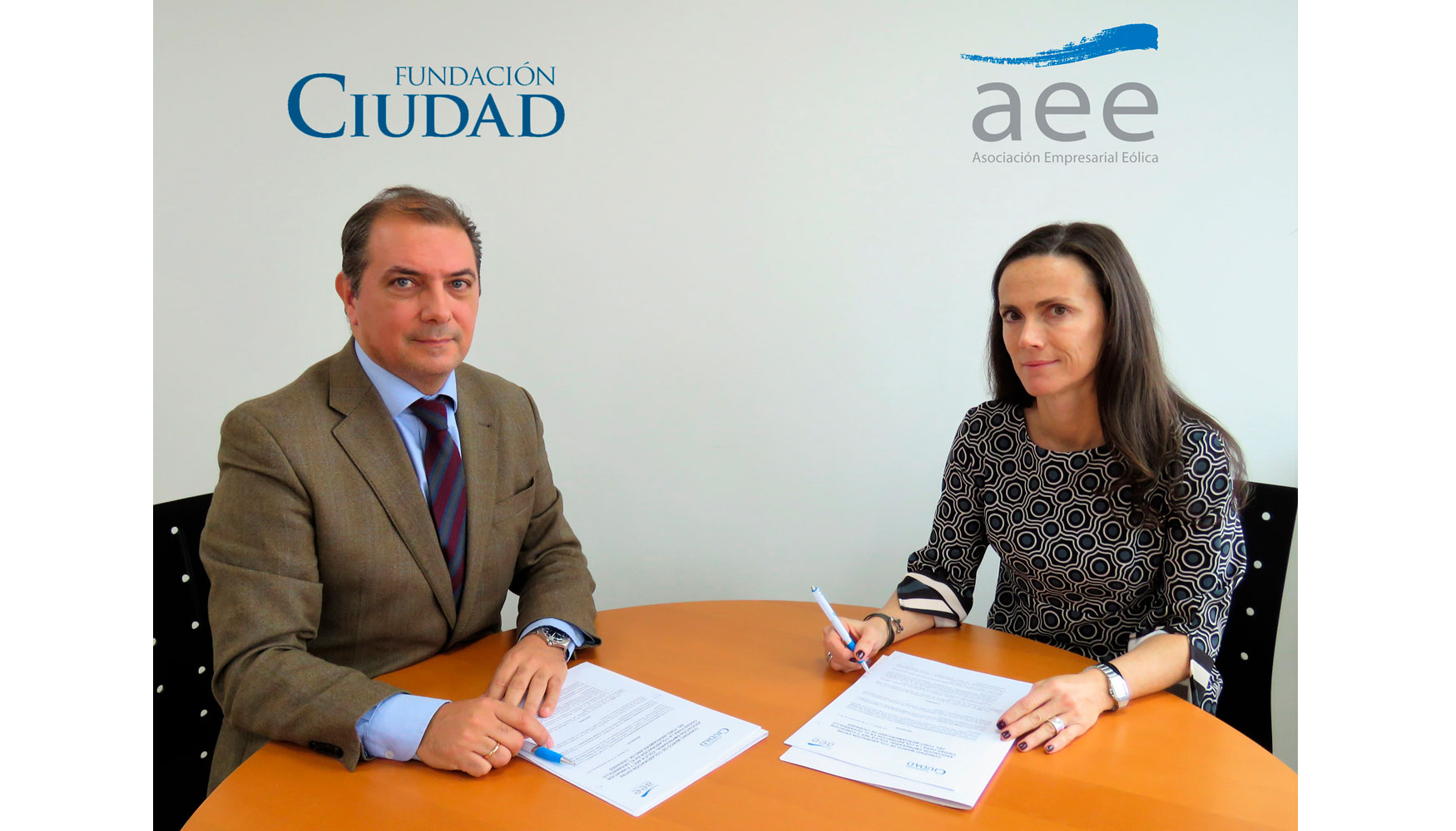 Por parte de la Fundacin Ciudad ha firmado el convenio su presidente, Toms Vera Romeo; Roco Sicre del Rosal, presidenta de la asociacin...