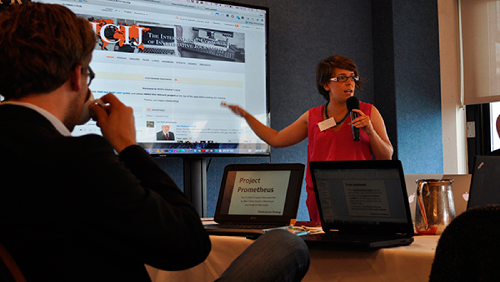 Mar Cabra hablando a periodistas en Washington DC durante el proyecto de los Papeles de Panam. Foto: ICIJ