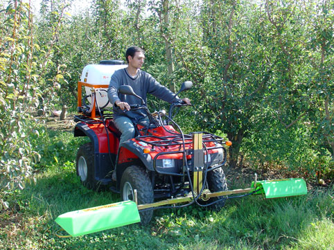 Pulverizador para tratamiento de herbicida, montado sobre un quad