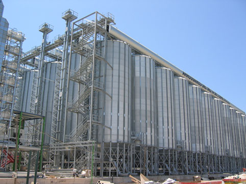 Los silos elevados de la empresa est�n fabricados en acero galvanizado de alto l�mite el�stico