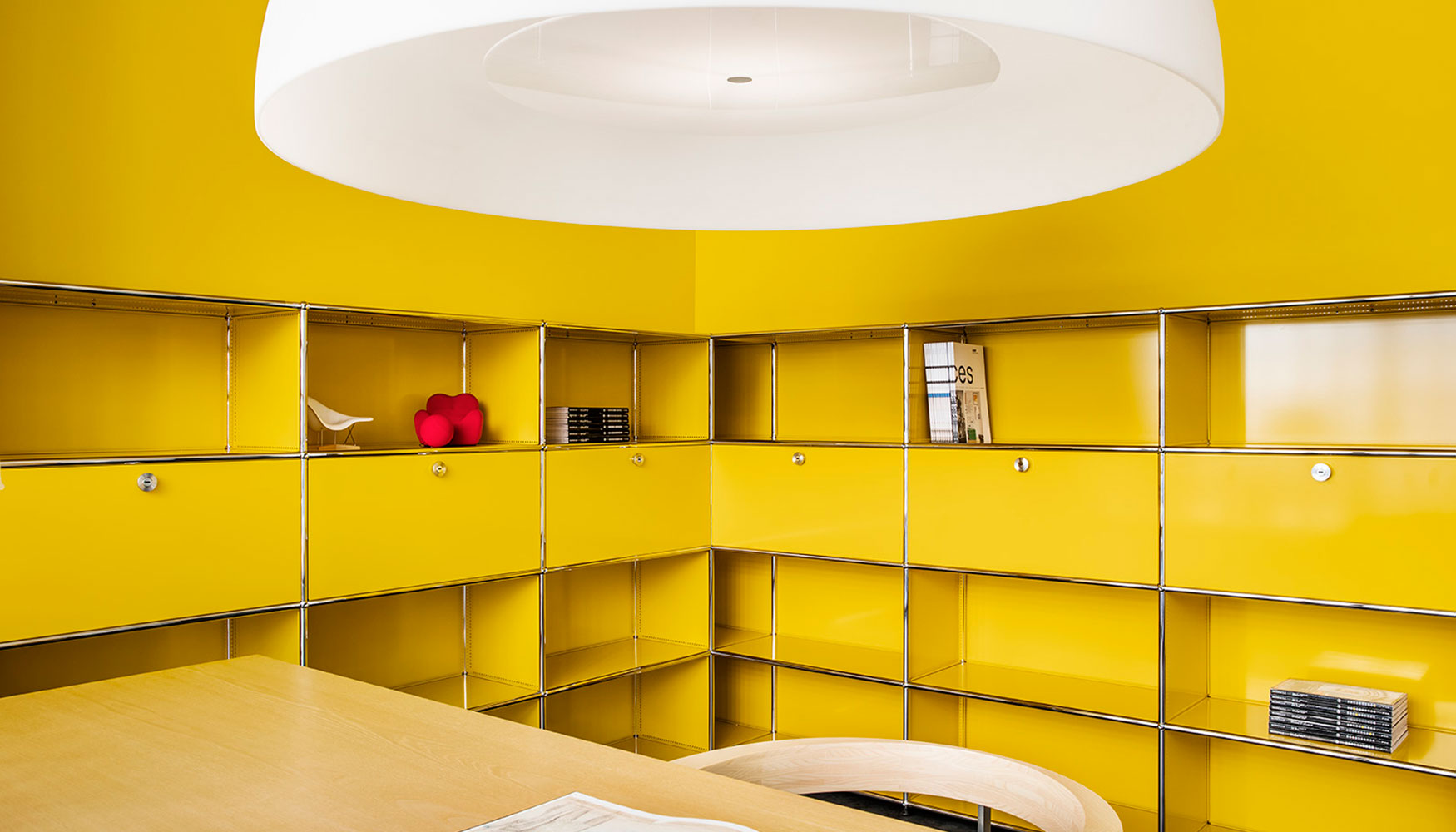 La exposicin muestra las ltimas tendencias de mobiliario en arquitectura de interiores prestando especial atencin a los espacios de trabajo...