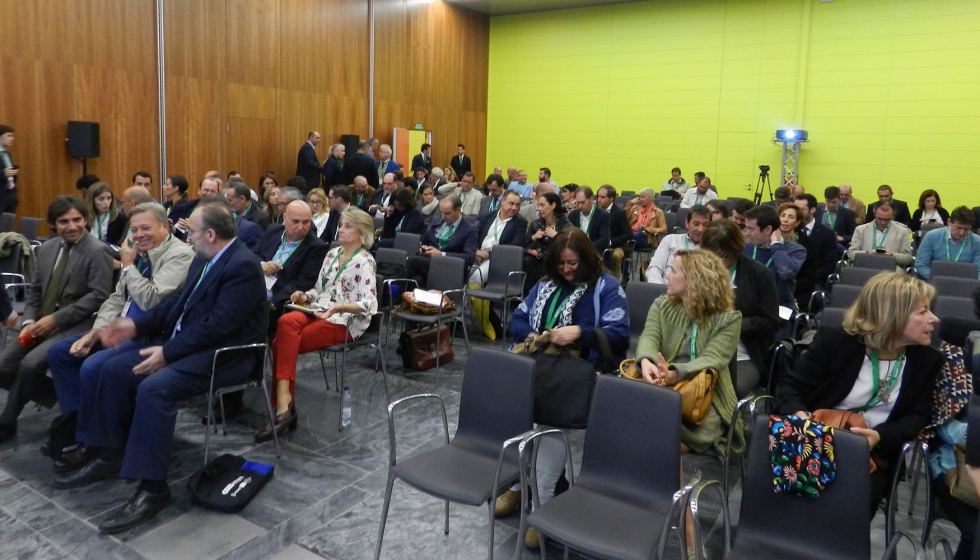 Asistentes a la ponencia inaugural de Anepma: La gestin de los residuos en el contexto de la Economa Circular