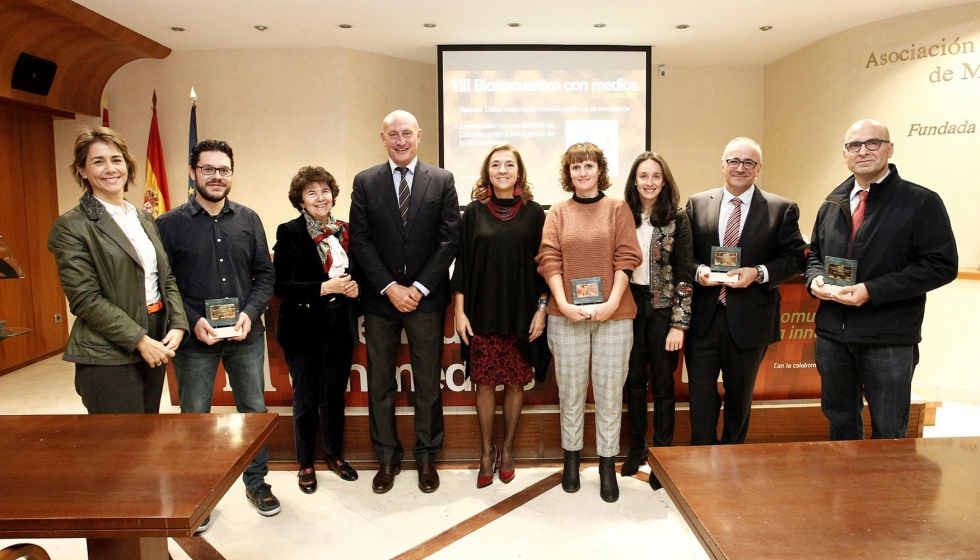 Premiados y patrocinadores, con la secretraria de Estado de I+D+i, Carmen Vela y el presidente de Asebio, Jordi Mart