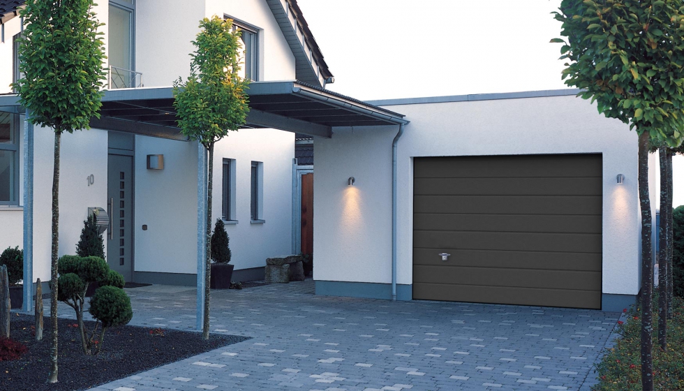 Puerta de garaje de Novoferm Alsal para el sector residencial