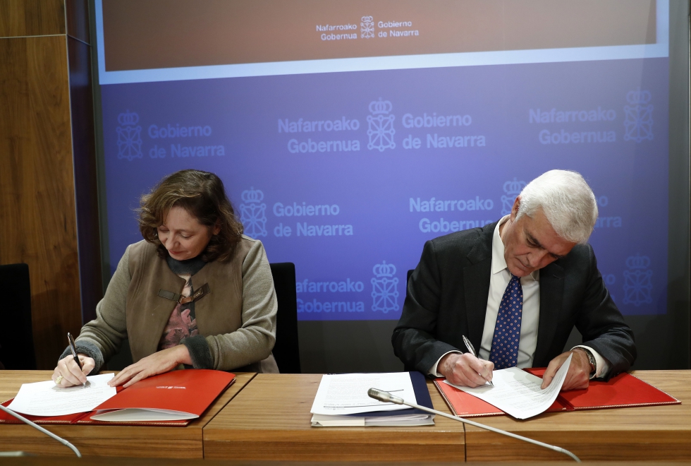 La consejera Isabel Elizalde y el presidente de Agroseguro, Ignacio Machetti, durante la firma del convenio
