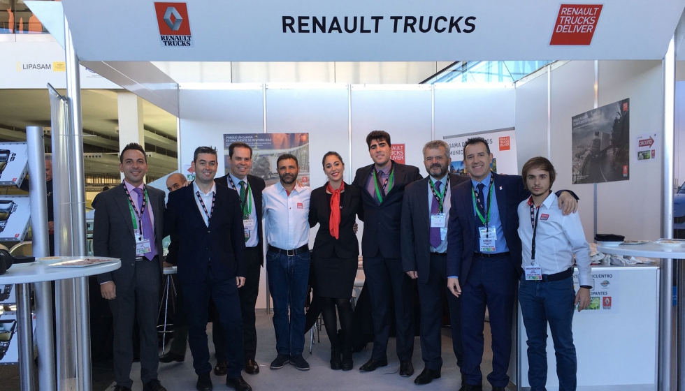 Foto de familia Renault Trucks durante las XXV Jornadas Anepma