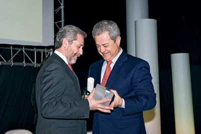 Aurelio Garca, Presidente de Ciatesa, recibi el galardn de manos de Francisco Vallejo, Consejero de Innovacin, Ciencia y Empresa...