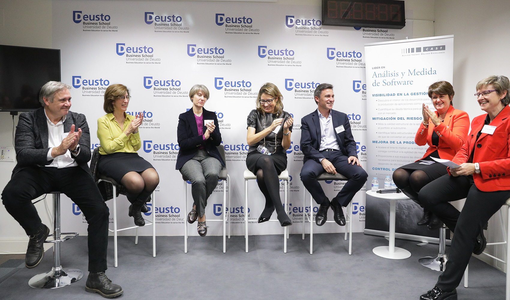 Panel de ponentes en el debate sobre la brecha existente entre mujeres y tecnologa, organizado por la compaa de software Cast...