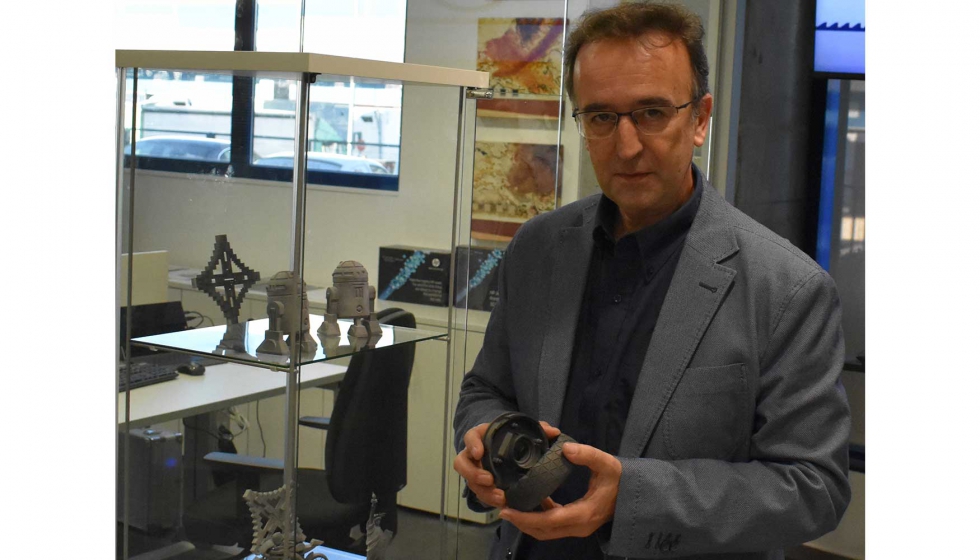 Francesc Astort, Product Manager 3D de RIC.3D, con piezas realizadas con el equipo Multi Jet Fusion de HP