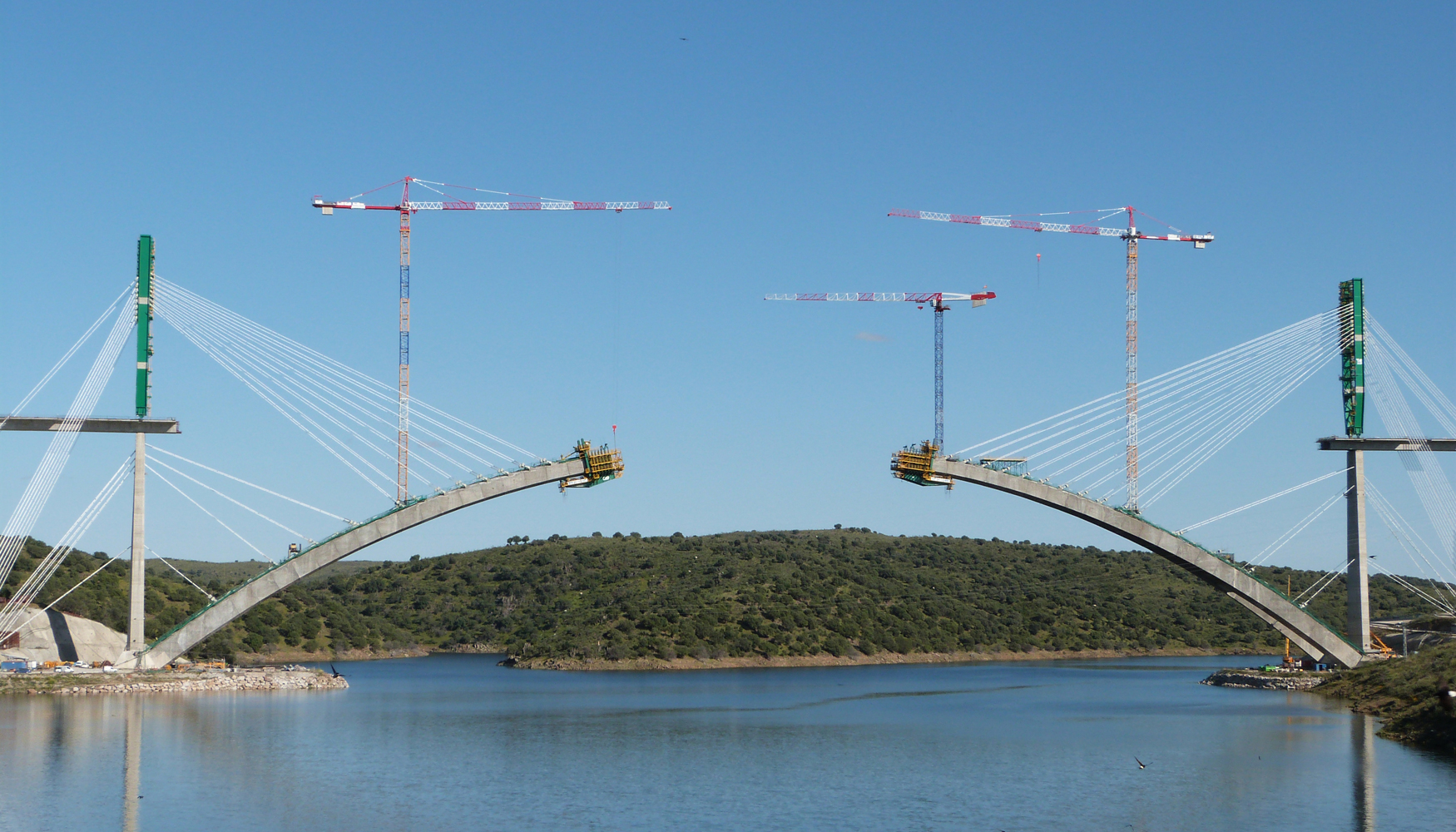 Gras Potain de Ibergras trabajando en la construccin del puente sobre el Ro Almonte para la lnea de alta velocidad Madrid-Extremadura...
