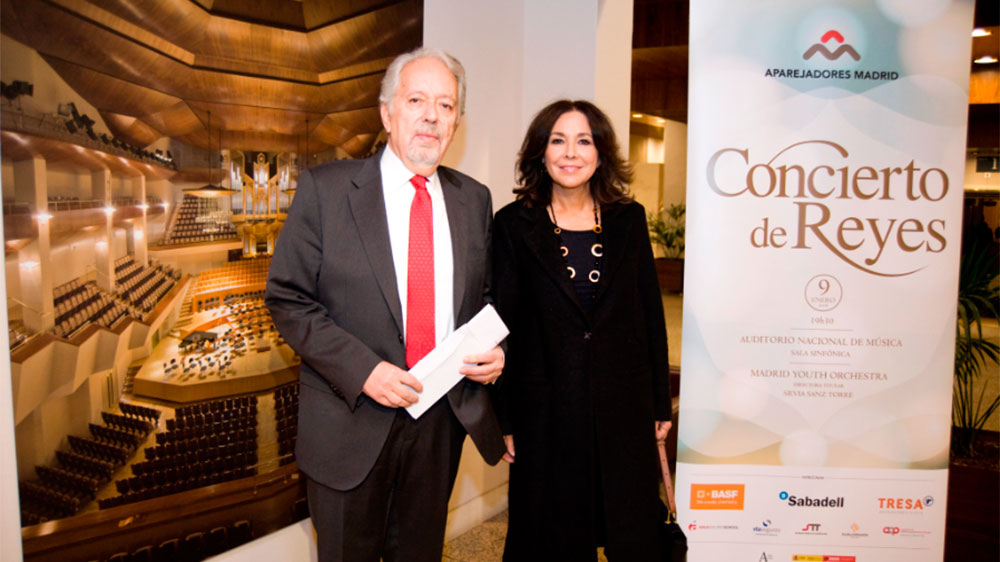El presidente del Colegio de Aparejadores de Madrid, Jess Paos, junto a Isabel Gemio...