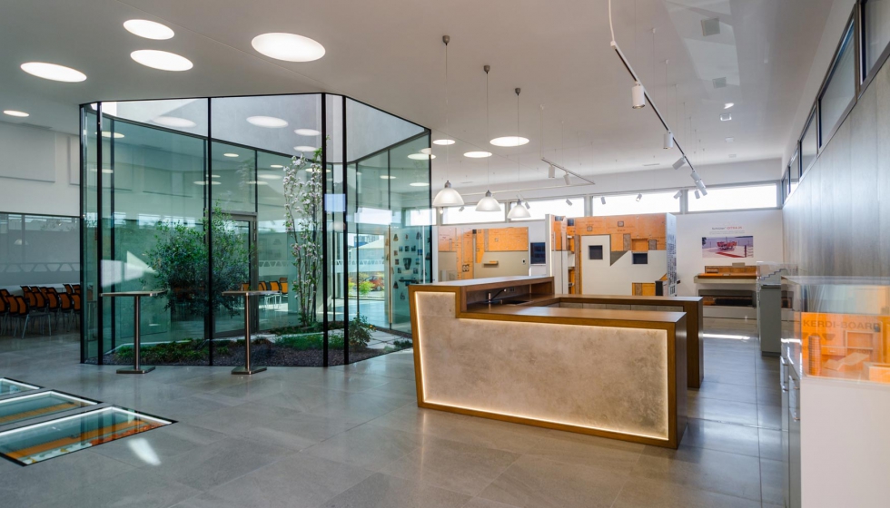 Espacio dedicado a showroom en el edificio OrangeBox de Schter-Systems