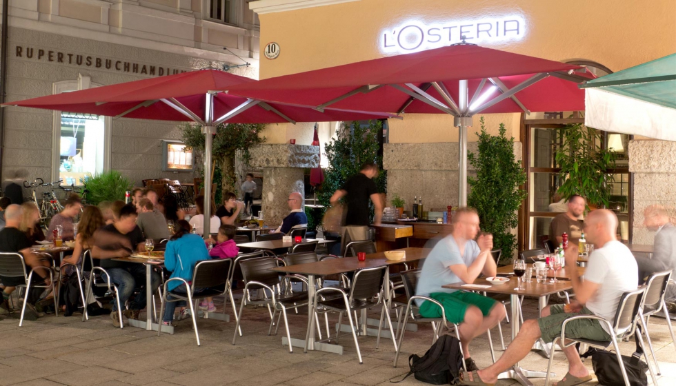 El parasol Big Ben permite disfrutar de las terrazas de restaurantes o bares en las agradables noches de verano. Foto: Caravita...