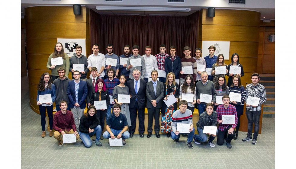 Los estudiantes premiados junto al presidente de Idom, Luis Rodrguez Llopis; el director de la Escuela, Enrique Amezua...