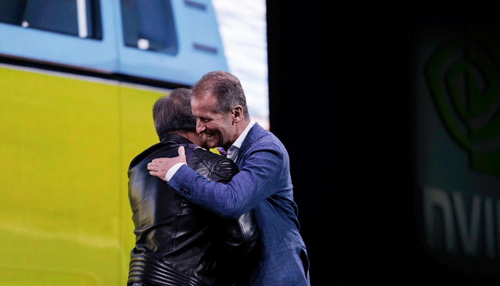 El director ejecutivo de NVIDIA, Jensen Huang, saludando a Herbert Diess, director general de Volkswagen, durante la presentacin en CES 2018...