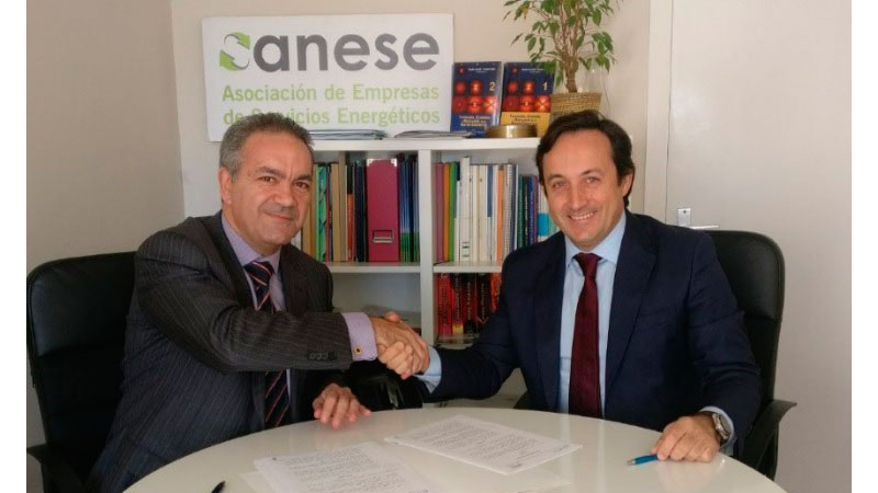De izquierda a derecha, Manuel Acosta, presidente de Anese, y Marcos Luengo, presidente de Idesie Business School, tras la firma del acuerdo...