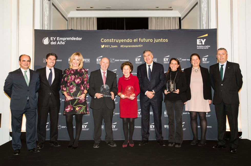 Foto de familia de los finalistas al Premio Emprendedor del Ao de EY