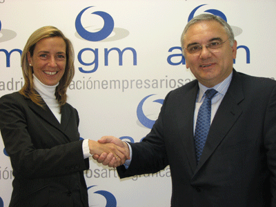 La representante de Informa, Mar Carrillo Mudarra, y el Secretario General de la Asociacin e Empresarios de Artes Grficas Madrid-AGM, Jess Alarcn...