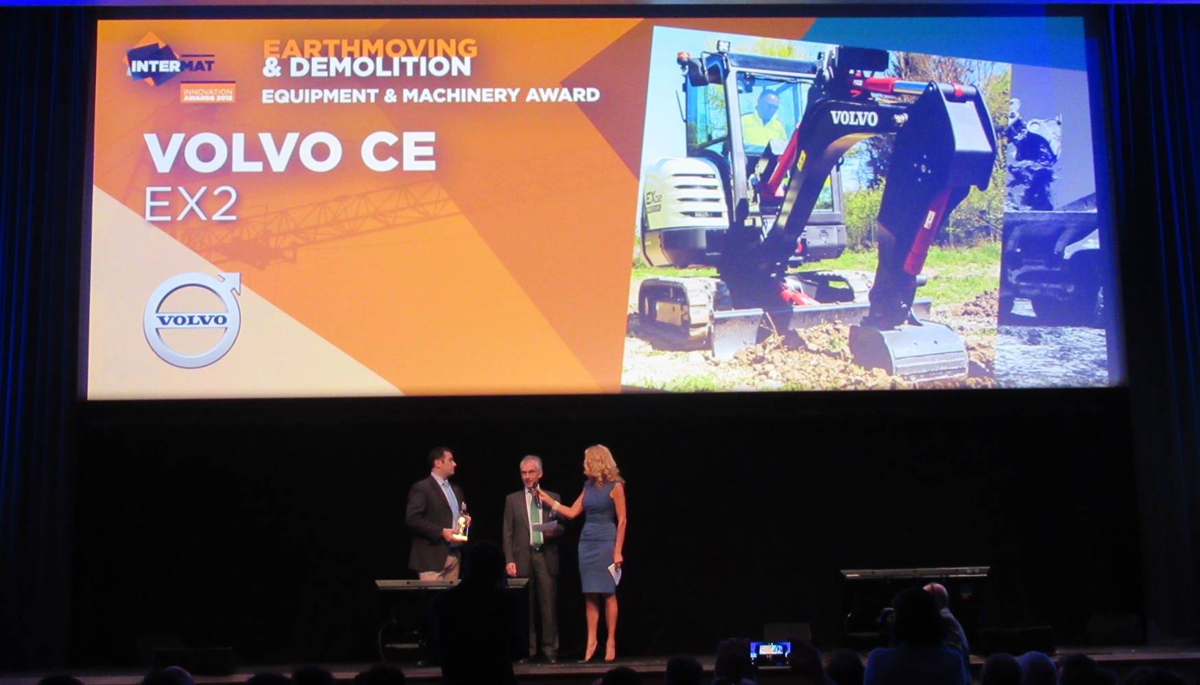 Entrega a Volvo CE del Premio en la Innovacin en la categora de Movimiento de tierras y Demolicin