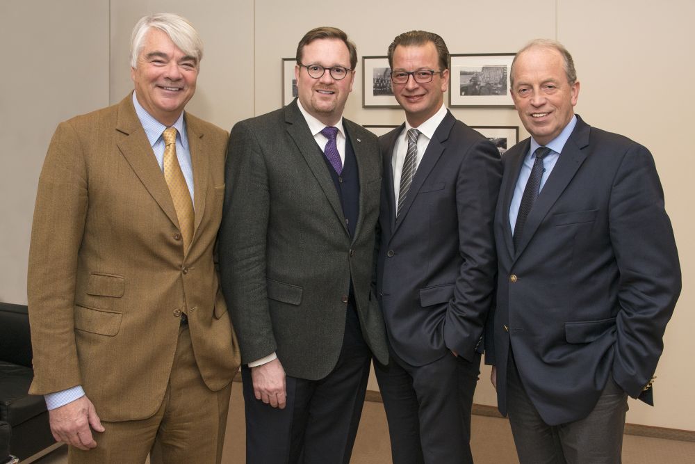 Nuevo Director Financiero del Grupo Krone: Dr. David Frink (2 de la derecha), con (de izq. a dcha...