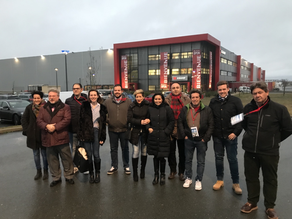 El grupo espaol, con clientes y miembros del equipo de Kramp Iberia, a las afueras del almacn de Poitiers