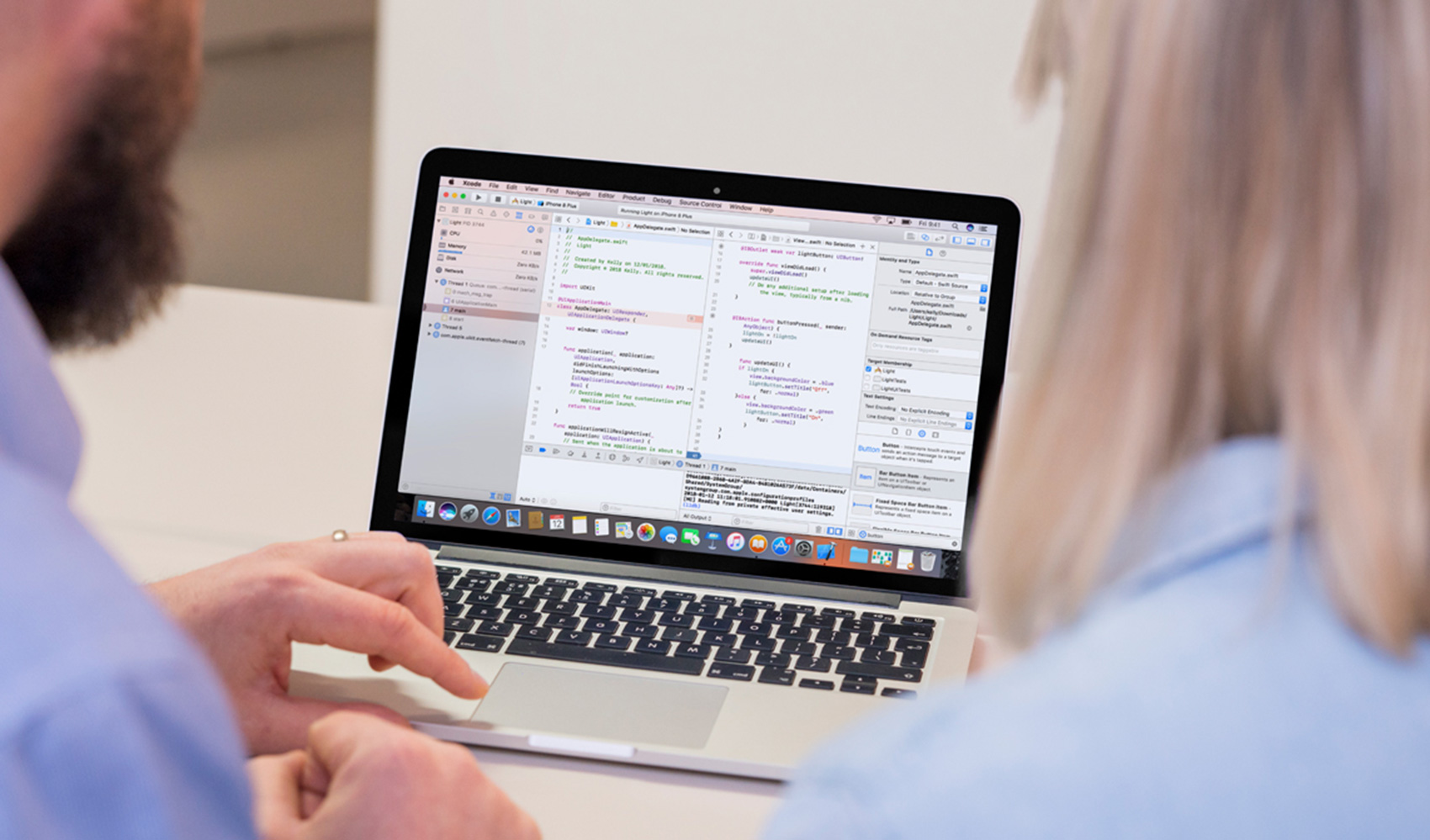 Centros educativos de toda Europa utilizan el plan de estudios 'Programacin para todos' de Apple para ensear a sus alumnos a programar...