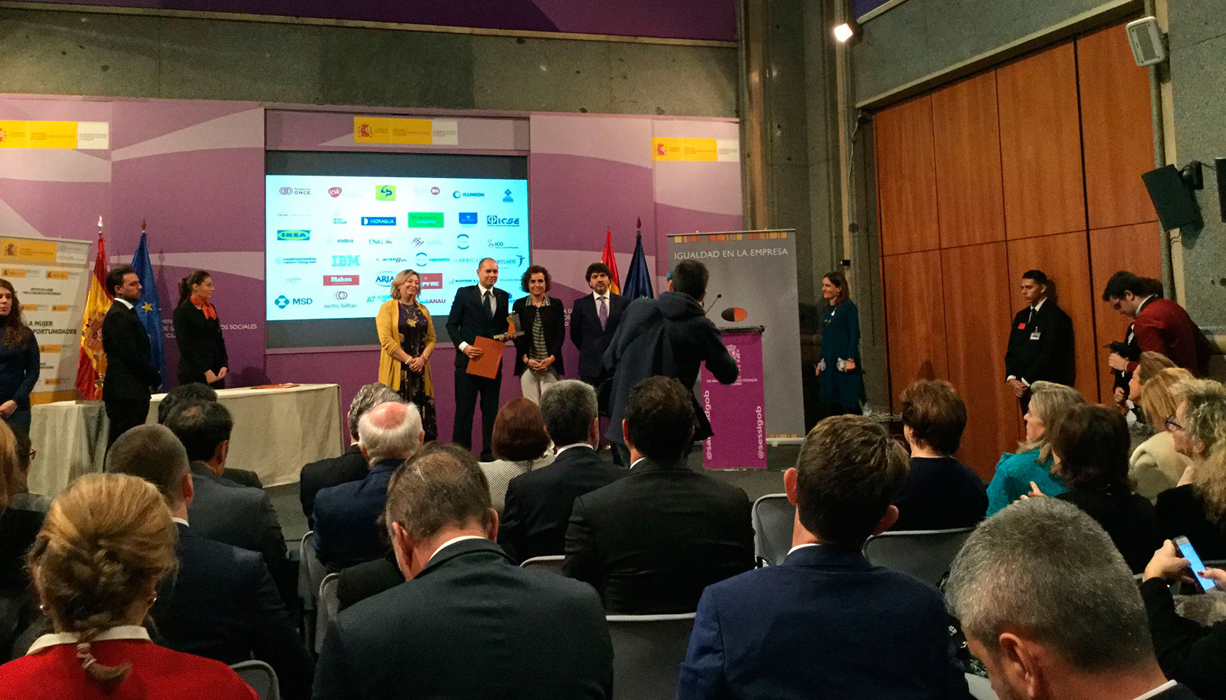 Un momento de la entrega del distintivo �Igualdad en la Empresa� a Saint Gobain Placo