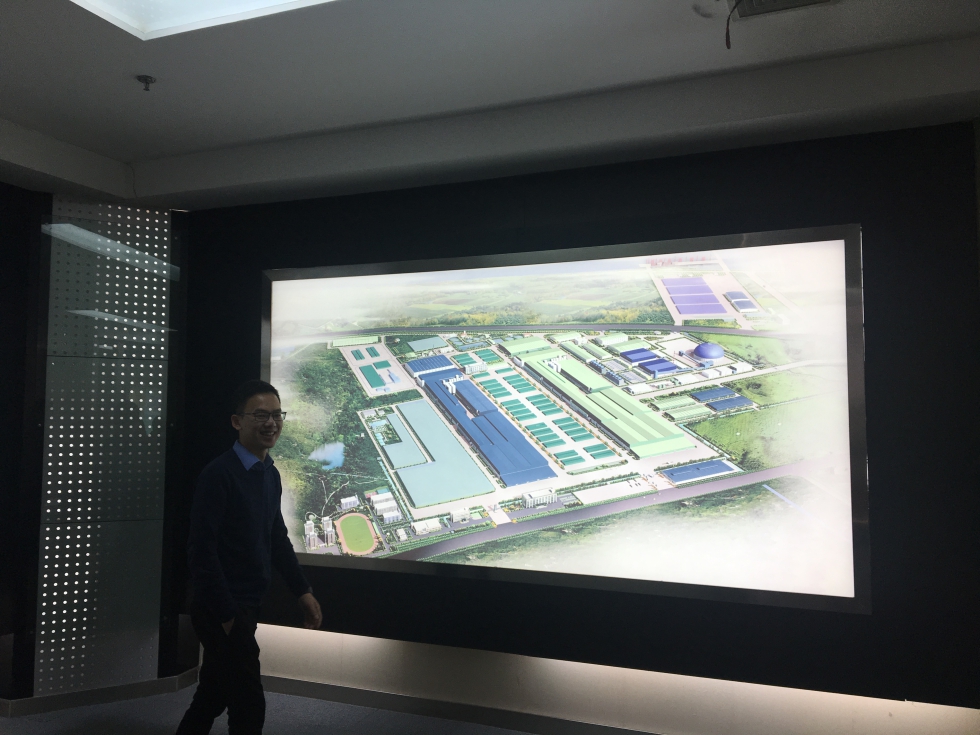Kevin Chen, del departamento de exportacin de APP nos muestra las instalaciones, que incluyen un estadio, un hotel...
