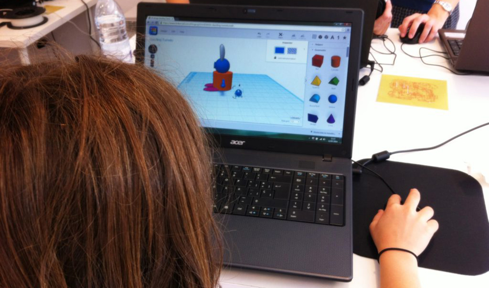 Los estudiantes se convierten en diseadores y creadores utilizando la tecnologa 3D para visualizar y crear su propia imaginacin...