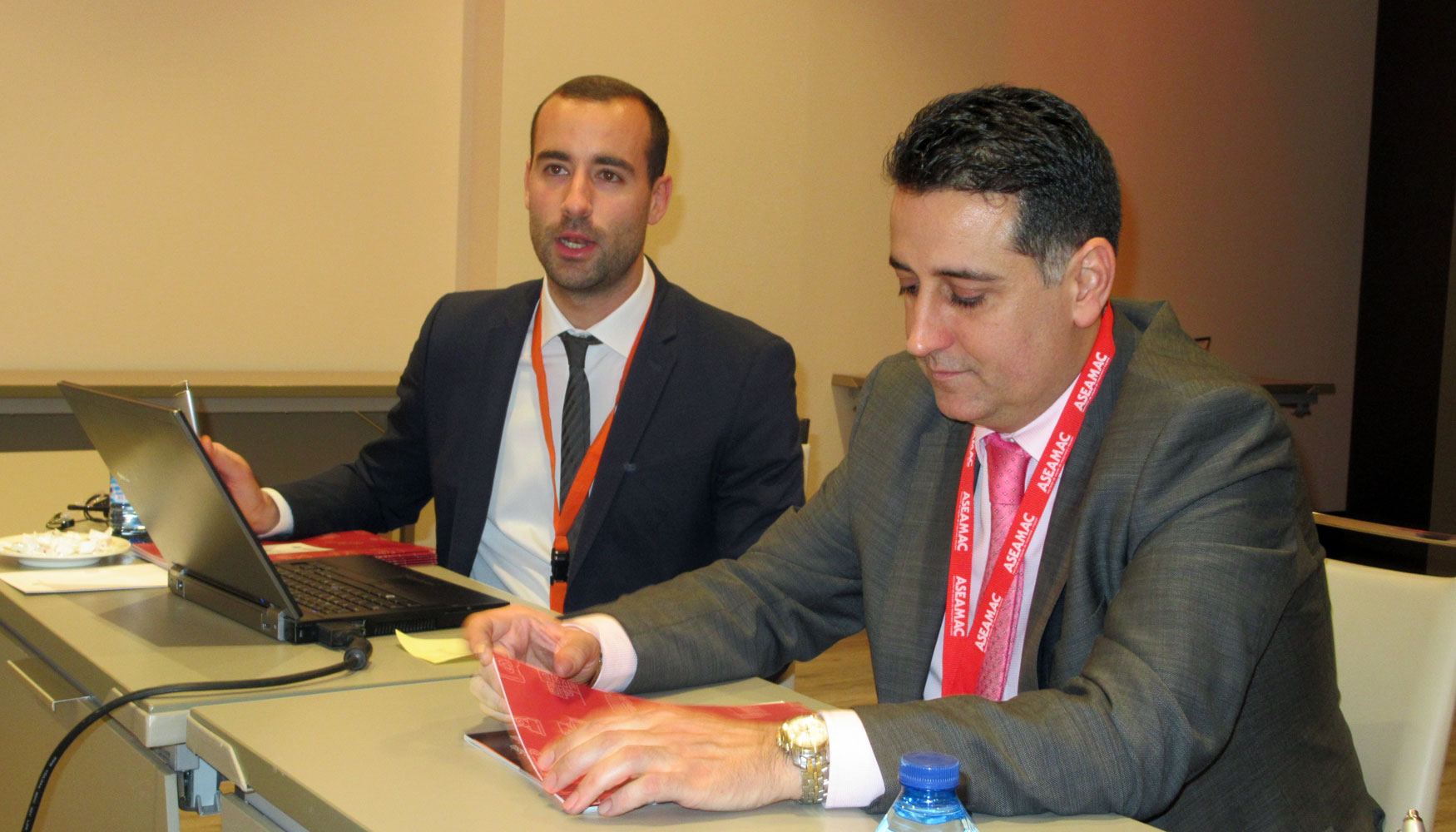 Andrs Gutirrez y Juan Jos Torres, de Aseamac, durante la presentacin de la nueva Gua de ventajas del alquiler de maquinaria y equipos...