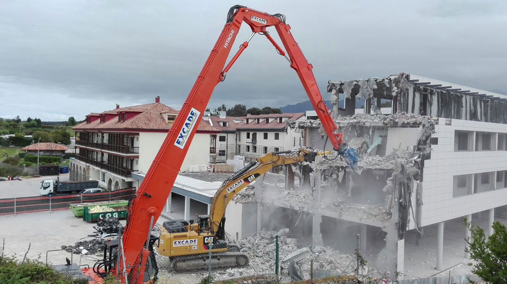 Demolicin de la ampliacin del Hotel Kaype en la playa de Barro, realizada con la cizalla universal CU022 adquirida por Excade...